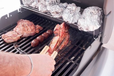 Izgara biftek ve siyah puding.