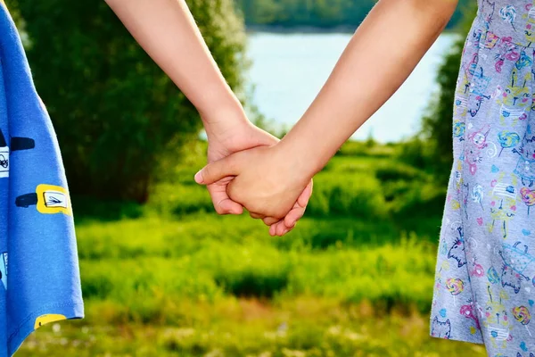 Kinder Den Händen Zwei Freundinnen — Stockfoto