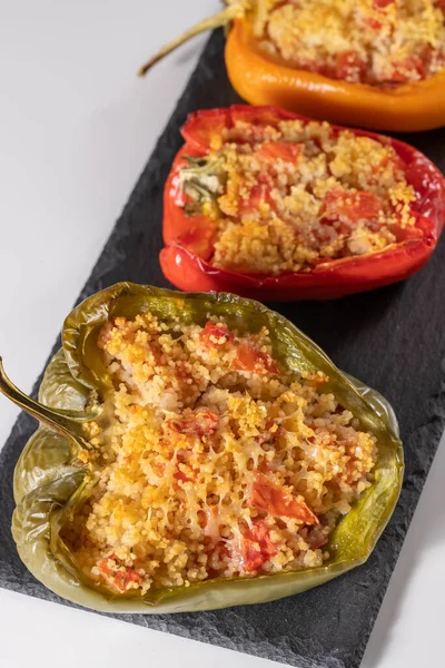 Cuscus, fırında kavrulmuş biber ve sebzeli kuskus ile doldurulmuş beyaz arka plan.