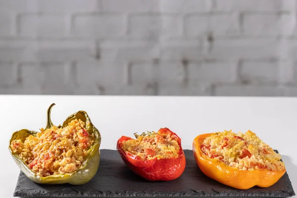 Cuscus, fırında kavrulmuş biber ve sebzeli kuskus ile doldurulmuş beyaz arka plan.