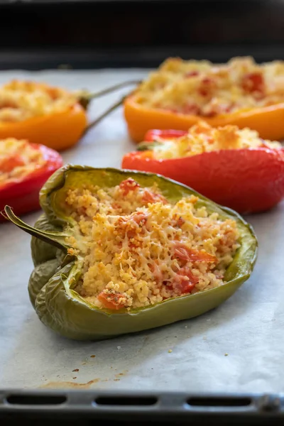 Cuscus, fırından taze çıkmış kavrulmuş biber. İçi kuskus ve sebzeyle dolu.