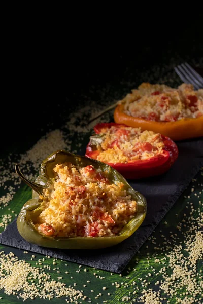 Cuscus, fırından taze çıkmış kavrulmuş biber kuskus ve sebze ile doldurulmuş siyah gıda versiyonu.