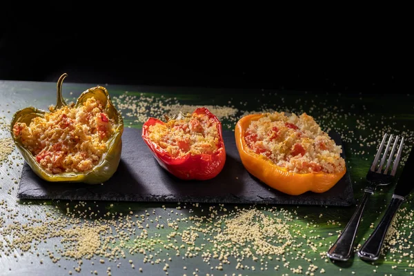 Cuscus, fırından taze çıkmış kavrulmuş biber kuskus ve sebze ile doldurulmuş siyah gıda versiyonu.