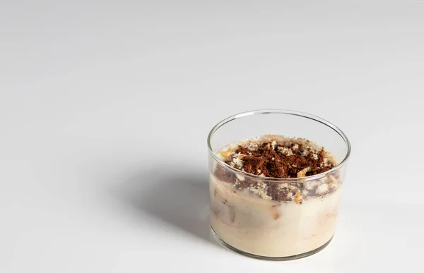 Kakao, bisküvi, vanilya, süt, yumurta ve tarçınlı krema