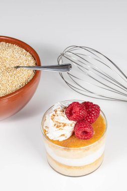 Kremalı ve ahududulu kinoa turtası. Protein, vitamin, omega-3 ve besleyici, beslenme düzeniniz, restoranlarınız, partileriniz, doğum günleriniz ve Noel 'iniz için ideal ev yapımı tatlı.