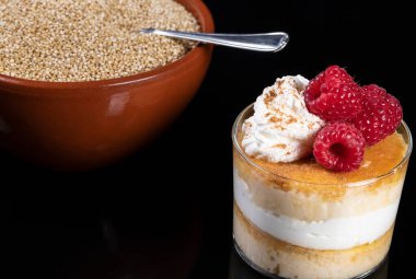 Kremalı ve ahududulu kinoa turtası. Protein, vitamin, omega-3 ve besleyici, beslenme düzeniniz, restoranlarınız, partileriniz, doğum günleriniz ve Noel 'iniz için ideal ev yapımı tatlı.