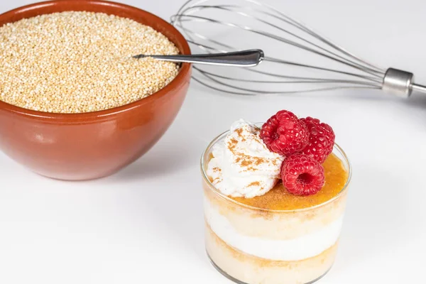 Quinoa Flan Mit Sahne Und Himbeeren Gesundes Hausgemachtes Dessert Reich — Stockfoto