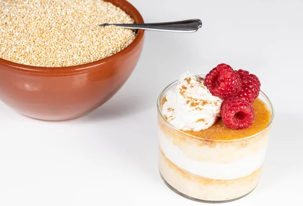 Quinoa Flan Mit Sahne Und Himbeeren Gesundes Hausgemachtes Dessert Reich — Stockfoto