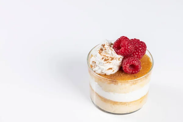 Kremalı ve ahududulu kinoa turtası. Protein, vitamin, omega-3 ve besleyici, beslenme düzeniniz, restoranlarınız, partileriniz, doğum günleriniz ve Noel 'iniz için ideal ev yapımı tatlı.