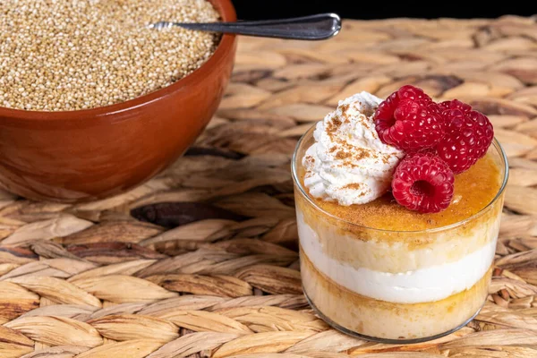 Kremalı ve ahududulu kinoa turtası. Protein, vitamin, omega-3 ve besleyici, beslenme düzeniniz, restoranlarınız, partileriniz, doğum günleriniz ve Noel 'iniz için ideal ev yapımı tatlı.