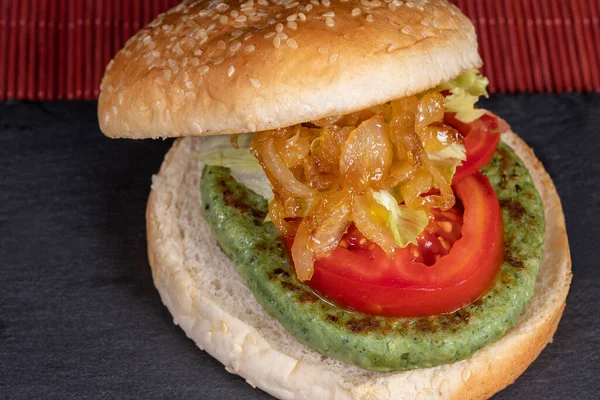 Ispanaklı ve patatesli vejetaryen burger. Sağlıklı düşük kalorili yiyecek, besleyici, antioksidanlı, folik asit açısından zengin ve bağırsak geçişini kolaylaştırıyor. Kendine bakman için ideal.