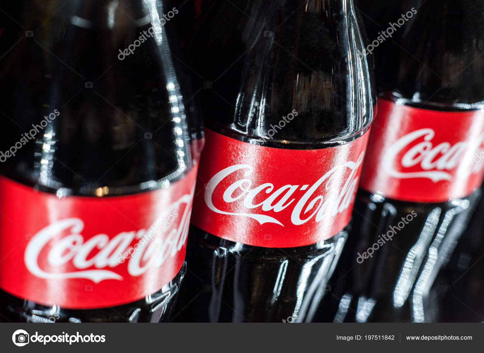 Kühlschrank Coco Cola : Minsk belarus mai 2018 coca cola glas flaschen kühlschrank hautnah Kühlschrank Coco Cola : Minsk belarus mai 2018 coca cola glas flaschen kühlschrank hautnah