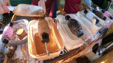 Trdlo veya trdelnik - geleneksel Ulusal çek tatlı pasta hamur