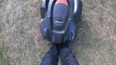 Minsk, Beyaz Rusya, 20 Mayıs 2018: Robot çim otomatik biçme makinesi Husqvarna Automower 430 x. Robot çim biçme makinesi - Emanet gösteri bacaklar çöker ve kenara bırakır.