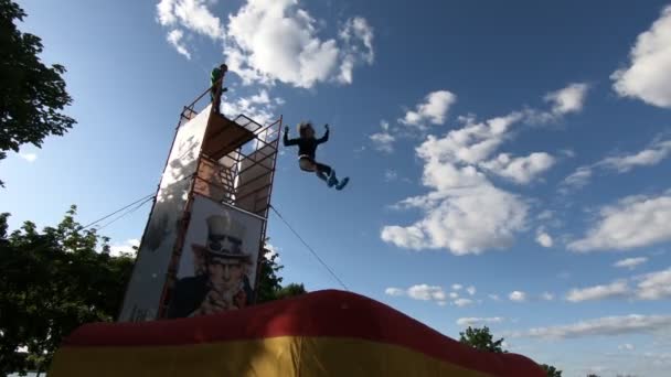 Minsk Bielorrússia Maio 2018 Atração Extrema Parque Cidade Menina Pula — Vídeo de Stock