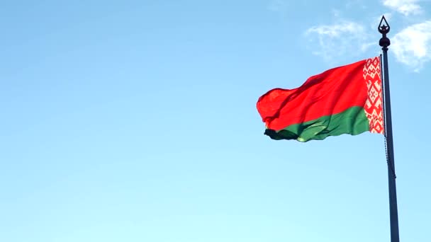 白俄罗斯共和国国旗在风中对抗天空 — 图库视频影像