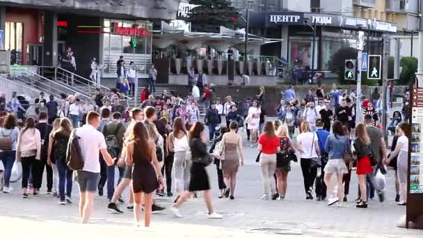 Minsk Belarus May 2018 Crowd Crossing Urban Street Pedestrian Crossing — Stock Video