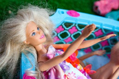 Minsk, Beyaz Rusya, 3 Haziran 2018: Barbie bebek ellerini uzanır ve oyuna alınması istiyor.