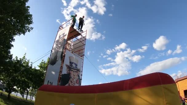 明斯克 白俄罗斯 2018年5月20日 城市公园的极端吸引力 男子跳入安全气垫 — 图库视频影像