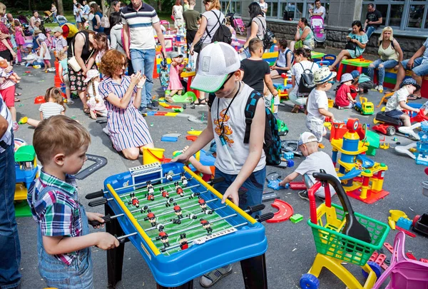 Minsk Bielorrússia Junho 2018 Crianças Jogam Futebol Mesa Playground Com — Fotografia de Stock