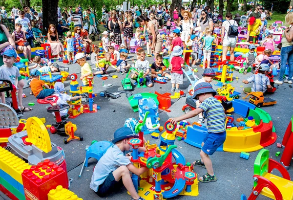 Minsk Bielorrússia Junho 2018 Crianças Com Pais Brincam Playground Com — Fotografia de Stock