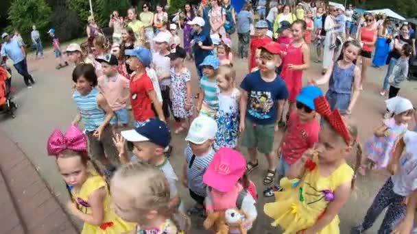 Minsk Bielorrusia Junio 2018 Pequeños Espectadores Agradecidos Mirando Programa Entretenimiento — Vídeo de stock