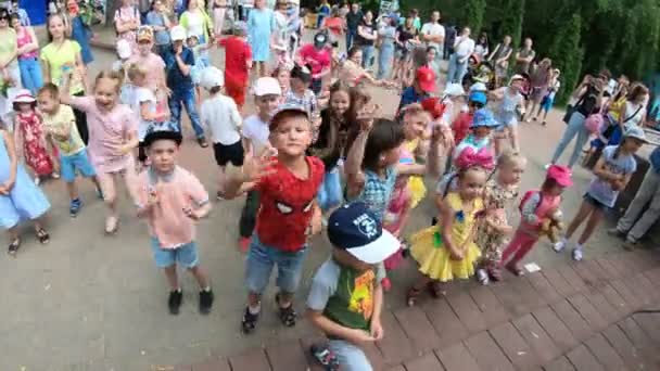 Минск Беларусь Июня 2018 Года Маленькие Дети Веселятся Танцуют Парке — стоковое видео