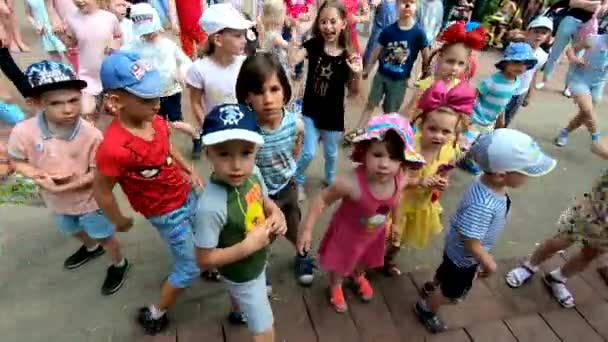 Minsk Bělorusko Června 2018 Malé Děti Mají Zábavu Tanec Parku — Stock video