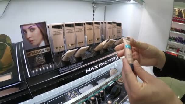 Minsk Bielorussia Giugno 2018 Giovane Donna Sceglie Cosmetici Max Factor — Video Stock