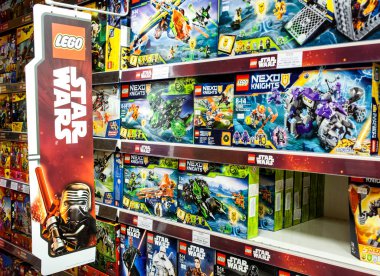 Minsk, Beyaz Rusya, 7 Temmuz 2018: Lego oyuncak Satılık süpermarket rafta. LEGO Danimarka Lego Group şirketi tarafından üretilen plastik inşaat oyuncak bir çizgidir.