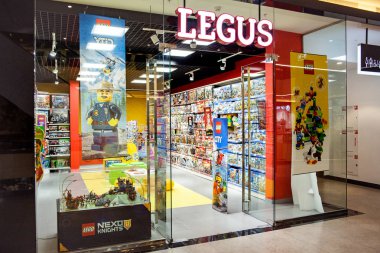 Minsk, Beyaz Rusya, 7 Temmuz 2018: Lego ürünleri satan Legus deposunun önden görünüm.