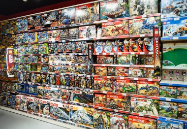 Minsk, Beyaz Rusya, 7 Temmuz 2018: Lego oyuncak Satılık süpermarket rafta. LEGO Danimarka Lego Group şirketi tarafından üretilen plastik inşaat oyuncak bir çizgidir.