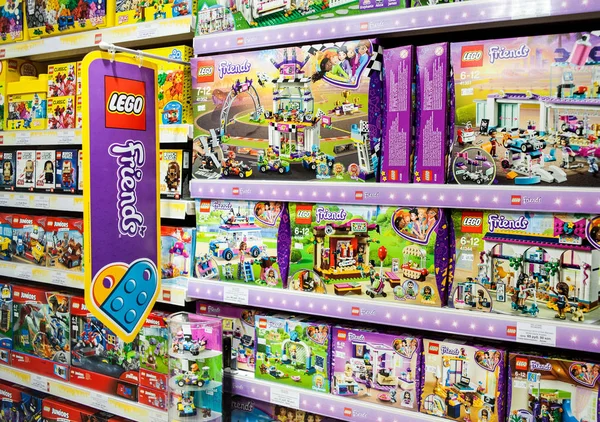 ミンスク ベラルーシ 2018 レゴのおもちゃスーパー マーケットの棚で販売 レゴはデンマークの Lego のグループ会社によって製造されるプラスチックおもちゃの行 — ストック写真