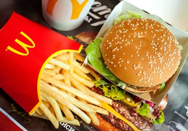Minsk, Beyaz Rusya, 6 Mayıs 2018: Big Mac hamburger menü Mcdonald's restoranı.