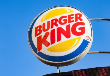 Minsk, Beyaz Rusya - 7 Mayıs 2018: Burger King tabela mavi gökyüzü karşı