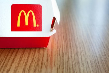 Minsk, Belarus - 12 Ağustos 2018: McDonald 's Restoranı' ndaki masada üzerinde McDonald 's logosu olan Big Mac Box