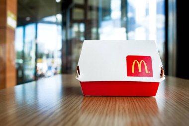 Minsk, Belarus - 12 Ağustos 2018: McDonald 's Restoranı' ndaki masada üzerinde McDonald 's logosu olan Big Mac Box