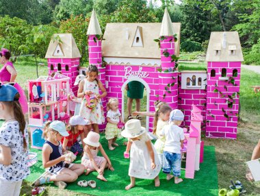 Minsk, Beyaz Rusya, 3 Haziran 2018: Çocuk Bahçesi Barbie bebeklerle oynamak