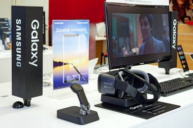 Minsk, Beyaz Rusya, 1 Eylül 2018: Samsung dişli Vr markalı Mağaza Samsung Galaxy Ayaklıklı gözlük mobil sanal gerçeklik aygıtta.