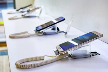 Mobil cep telefonu dükkanı gösterisinde.