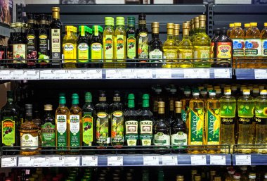 Minsk, Beyaz Rusya, 1 Eylül 2018: Süpermarket mağaza üzerinde farklı yağlar. Zeytin, Mısır, ayçiçeği ve diğer petrol.