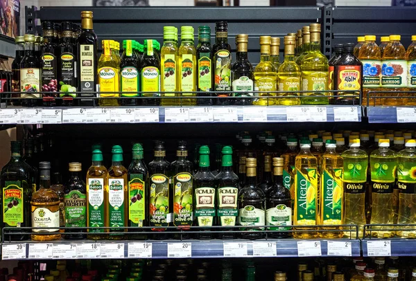 민스크 벨로루시 2018 슈퍼마켓에서 점포에 올리브 옥수수 해바라기 — 스톡 사진