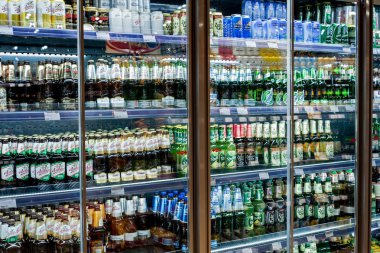 Minsk, Beyaz Rusya, 1 Eylül 2018: Bira süpermarket buzdolabında farklı markaların