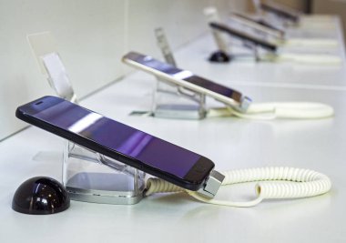 Mobil cep telefonu dükkanı gösterisinde.
