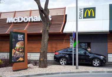 Minsk, Beyaz Rusya, 20 Nisan 2018: Mcdonald's sürücü hizmeti aracılığıyla sipariş alma müşteri