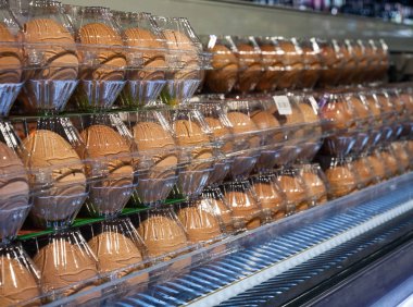 Soğutmalı süpermarket raflarında ambalaj tavuk yumurta.