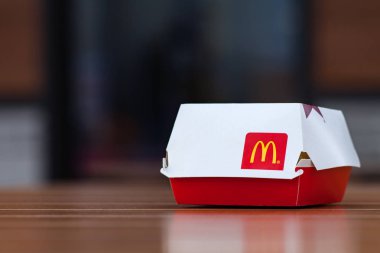 Minsk, Beyaz Rusya, 24 Nisan 2018: Büyük Mac kutu Mcdonald's restoranın terasında tablo Mcdonald's logolu
