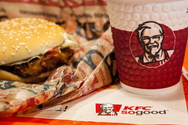 Minsk, Beyaz Rusya - 28 Kasım 2017: Burger ve kağıt tepsisi logosuna Kfc restoranı kapatmak Kfc ile Kupası
