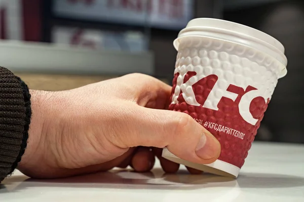 Minsk Vitryssland November 2017 Kopp Kaffe Med Logotypen Kfc Hand — Stockfoto