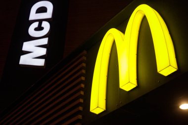 Minsk, Beyaz Rusya - 8 Ocak 2018: Mcdonald's logo geceleri. McDonald's hamburger fast food restoranlar dünyanın en büyük zinciri olduğunu